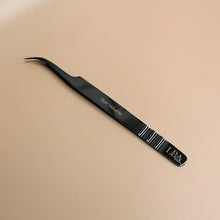 Load image into Gallery viewer, Fibre Tip Lash Tweezer - Noir Volume
