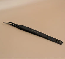 Load image into Gallery viewer, Fibre Tip Lash Tweezer - Noir Volume
